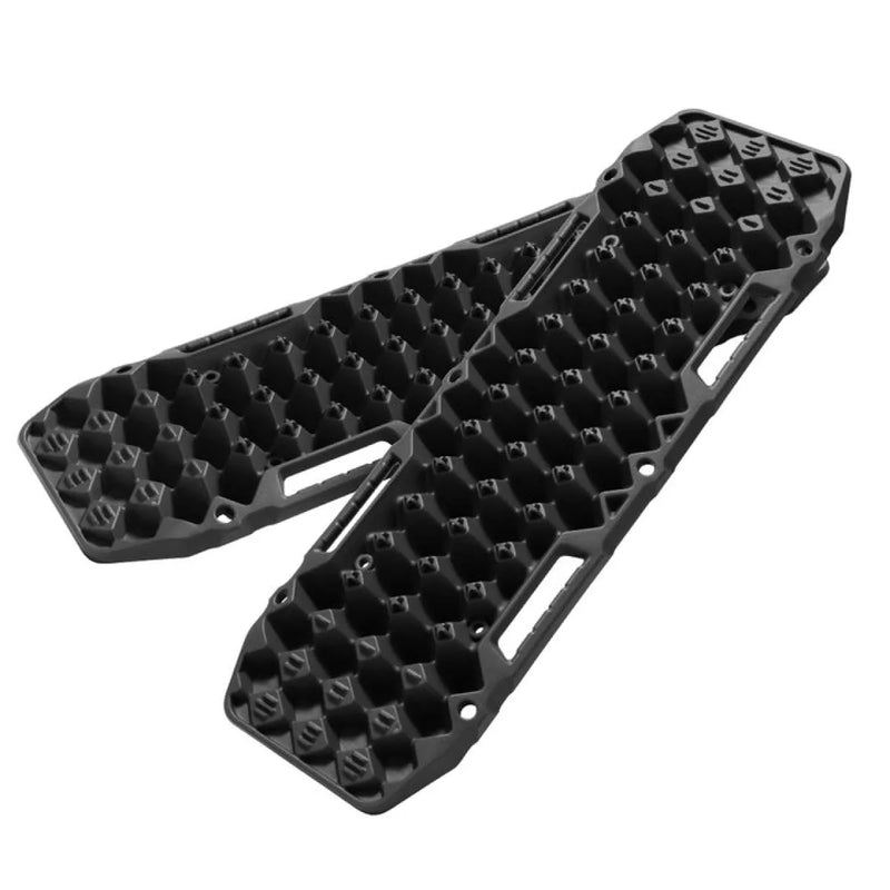 Bunker Indust 10T recovery boards with black off-road vehicle recovery tracks and hexagonal tread patterns